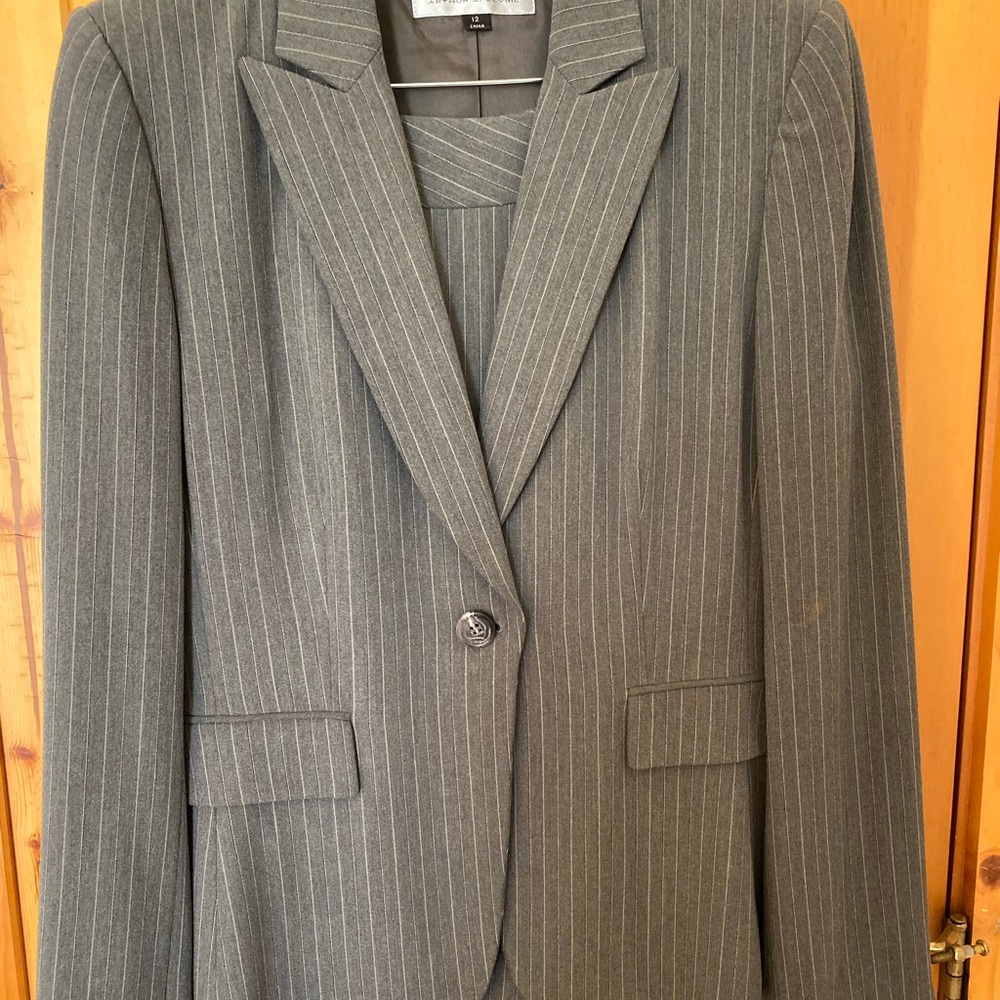 Classy medium gray pant suit!